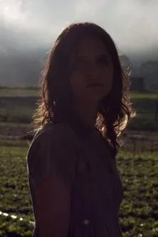 Bianca Comparato interpreta a Emilia en Singelos Envelopes