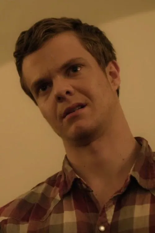 Jack Quaid interpreta a Doug en Sitting Babies