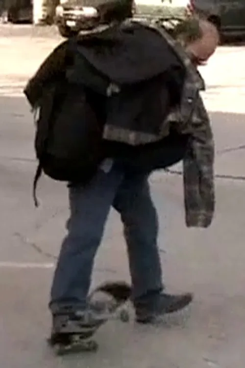 Bob Ellis interpreta a en Skatebang