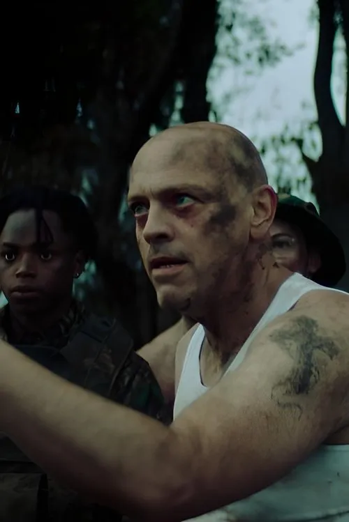 Tyrone Nestor interpreta a Batra en Soggy Biscuit