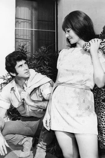 Kay Hall interpreta a en Someone