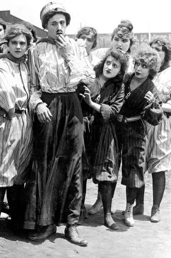 Gene Marsh interpreta a  en Spit-ball Sadie