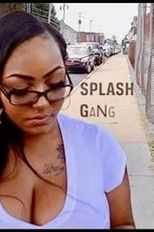 Villa Mane interpreta a Weirdo en Splash Gang