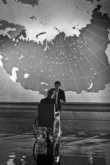 Jan Harlan interpreta a Self en Stanley Kubrick Considers the Bomb