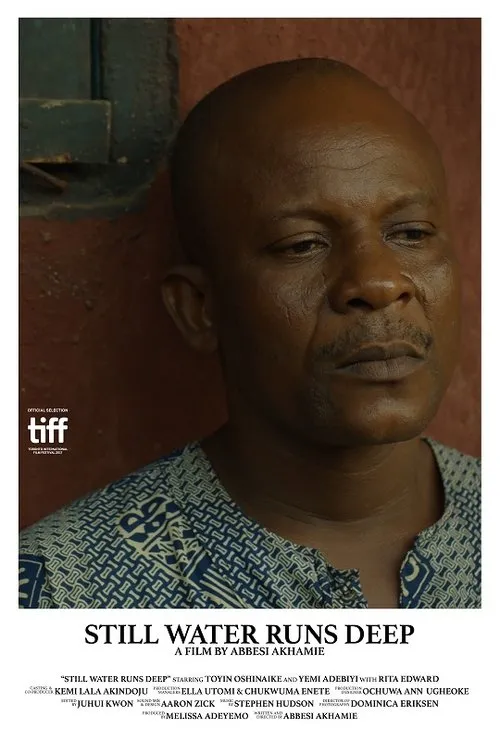 Toyin Oshinaike interpreta a Father / Imodu en Still Water Runs Deep