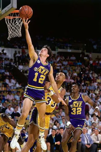 Karl Malone interpreta a Power Forward en Stockton Forever