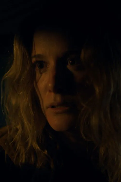 Quinn Jackson interpreta a Nell en Strange Creatures