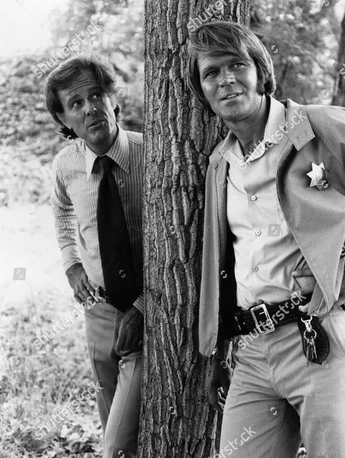 Dee Carroll interpreta a Claudia Parmel en Strange Homecoming