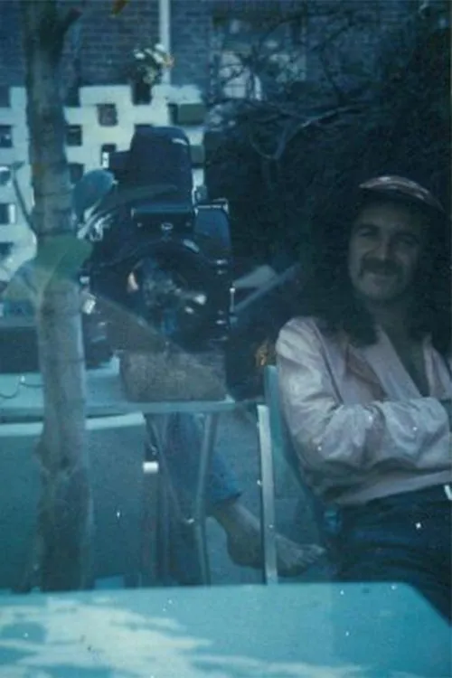 David Elfick interpreta a  en Sunshine City