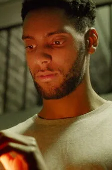 Khai Shaw interpreta a Samuel Olayinka en Survivor's Guilt