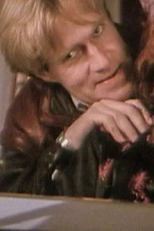 Andreas Brandt interpreta a Musician en Svidande affärer eller Historien om de fuktskadade gitarrerna