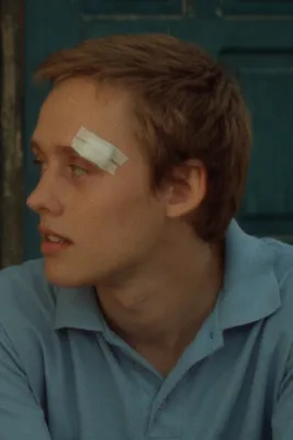 Bartosz Bielenia interpreta a  en Światło w sierpniu