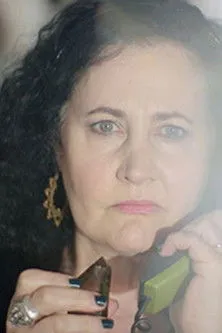 Celia Nicholson interpreta a Bella en Sybil's Psychic Hotline