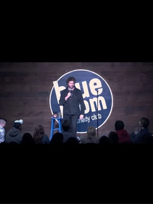 T.J. Miller interpreta a en T.J. Miller: The Blue Room: A Crowd Work Special