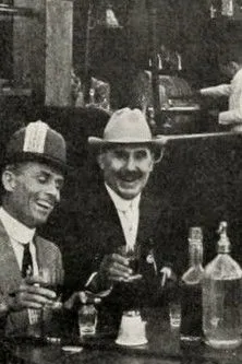 Albert Macklin interpreta a  en Tag Day