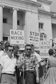Richard Leighton interpreta a "The Half-Pint Flask" en Tales of the Unknown South