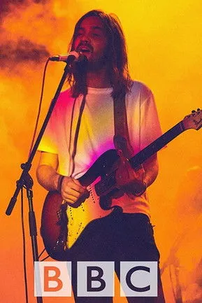 Kevin Parker interpreta a Himself en Tame Impala live at Glastonbury 2019