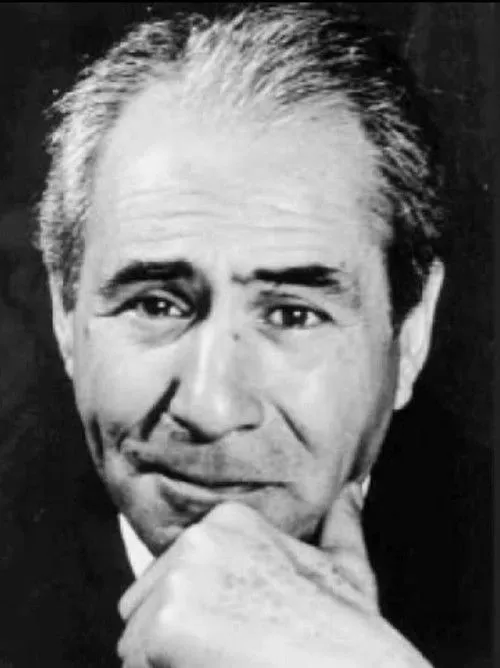 Sadettin Erbil interpreta a Narrator en Tanrı'nın Bağışı Orman