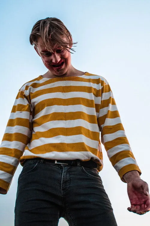 Domantas Starkauskas interpreta a Mikas en Tarp Savęs