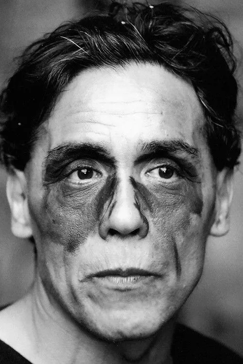 Tito Bustamante interpreta a  en Teatro callejero, mi capitán