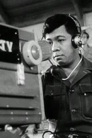 Michael Flanders interpreta a Self en Television and the World