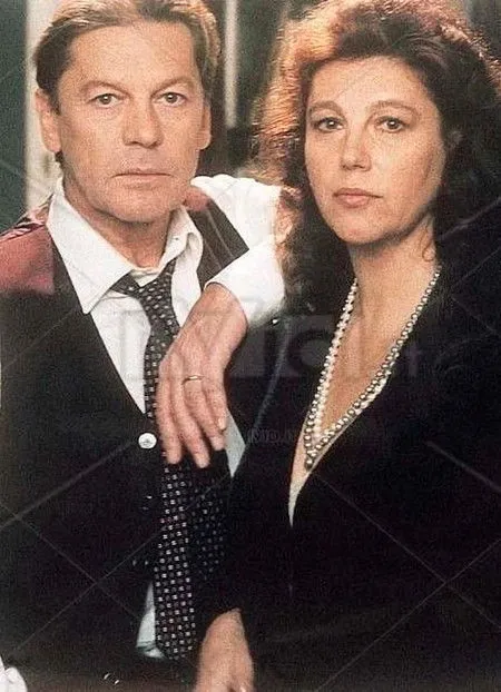 Philippe Boa interpreta a  en Teo