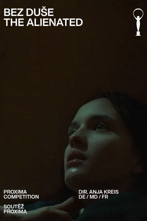 ??????? ??????????? interpreta a  en The Alienated