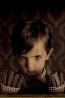 Adam Thomas Wright interpreta a Donald en The Boy with Chocolate Fingers