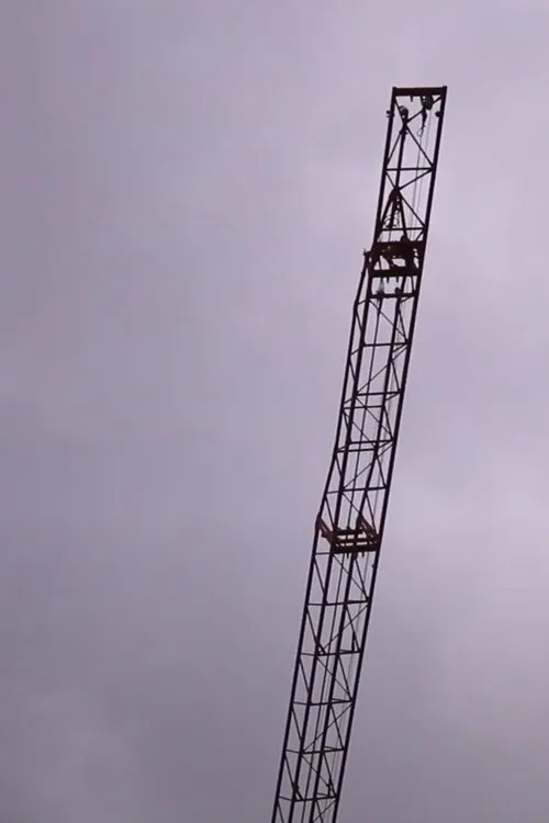 Bobby Decker interpreta a Narrator en the building being built