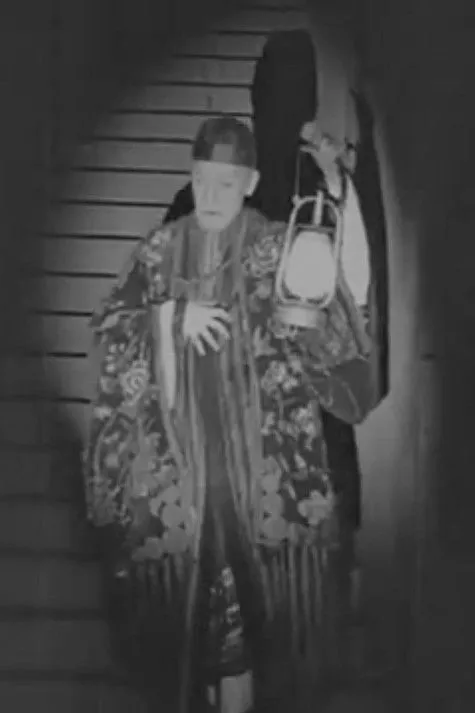 Humberston Wright interpreta a Dr. Petrie en The Call of Siva