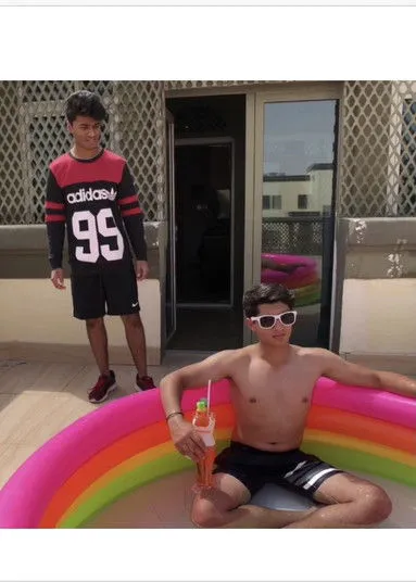 Atif Sheikh interpreta a Atif en The Candy Cane Spiral