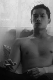 Jack Tan interpreta a  en The Cigarette