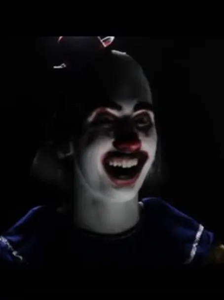 Brad Belemjian interpreta a The Clown en The Clown Statue