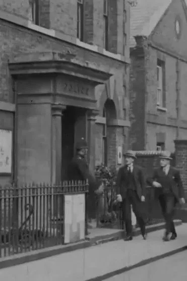 Humberston Wright interpreta a Dr. Petrie en The Clue of the Pigtail