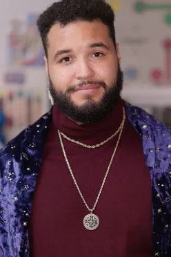 Kwesi Phillips interpreta a Izzy Starshine en The Conjunction