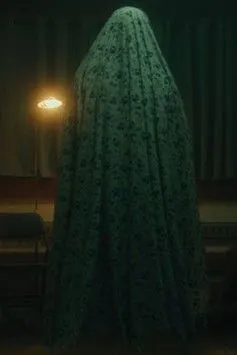 Dot-Marie Jones interpreta a Dr. Gale Gustberg en The Crossing Over Express