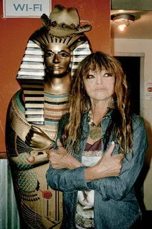 Jessica Leigh Johnson interpreta a Cat en The Dead Life