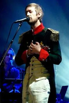 Neil Hannon interpreta a  en The Divine Comedy - Les Folies Bergères 2017.