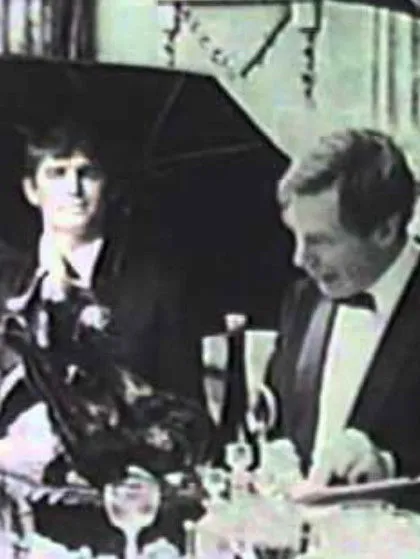 Leo McKern interpreta a Socrates en The Drinking Party