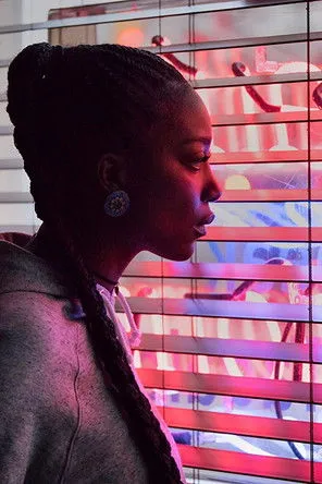 Oluniké Adeliyi interpreta a Grace en The Drop-In