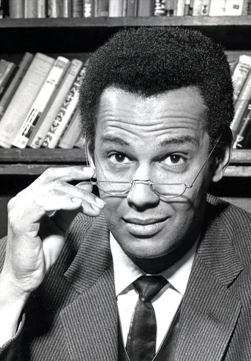 Cy Grant interpreta a Joshua Hughes en The Encyclopaedist