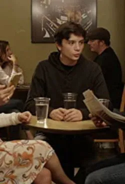 Jeff Alan-Lee interpreta a Mr. Anderson en The Existential Crisis of Maxwell Anderson