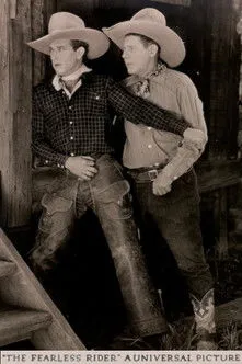 Gilbert Holmes interpreta a Two-Spot Tommy (as Peewee Holmes) en The Fearless Rider