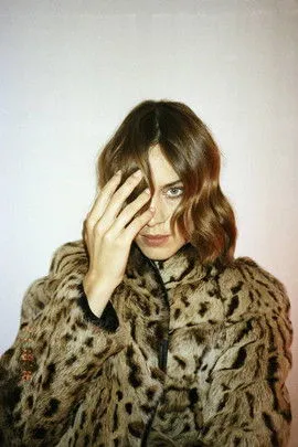 Alexa Chung interpreta a Herself en The Future of Fashion with Alexa Chung
