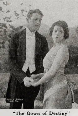 Lillian West interpreta a  en The Gown Of Destiny