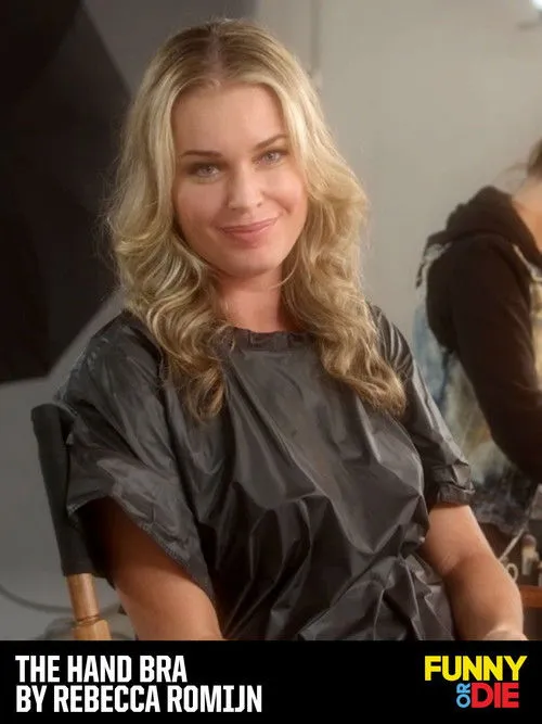 Rebecca Romijn interpreta a Herself en The Hand Bra by Rebecca Romijn
