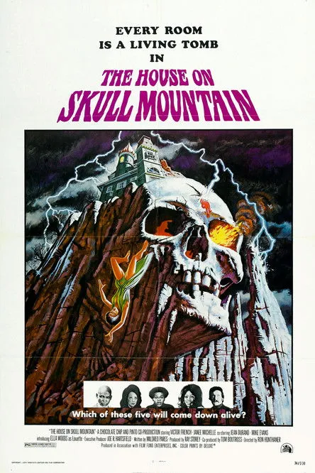 Victor French interpreta a Dr. Andrew Cunningham en The House on Skull Mountain