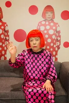 Verity Sharp interpreta a Narrator en The Inexhaustible Creations of Yayoi Kusama