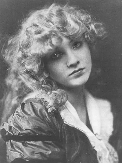 Mary Miles Minter interpreta a Lizette en The Innocence of Lizette