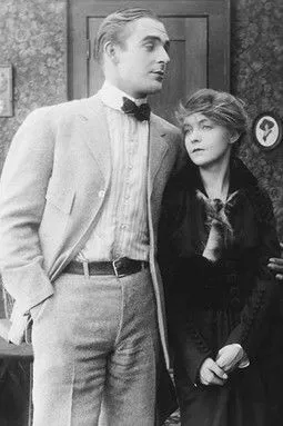 F.A. Turner interpreta a Dosia's Uncle en The Lost House